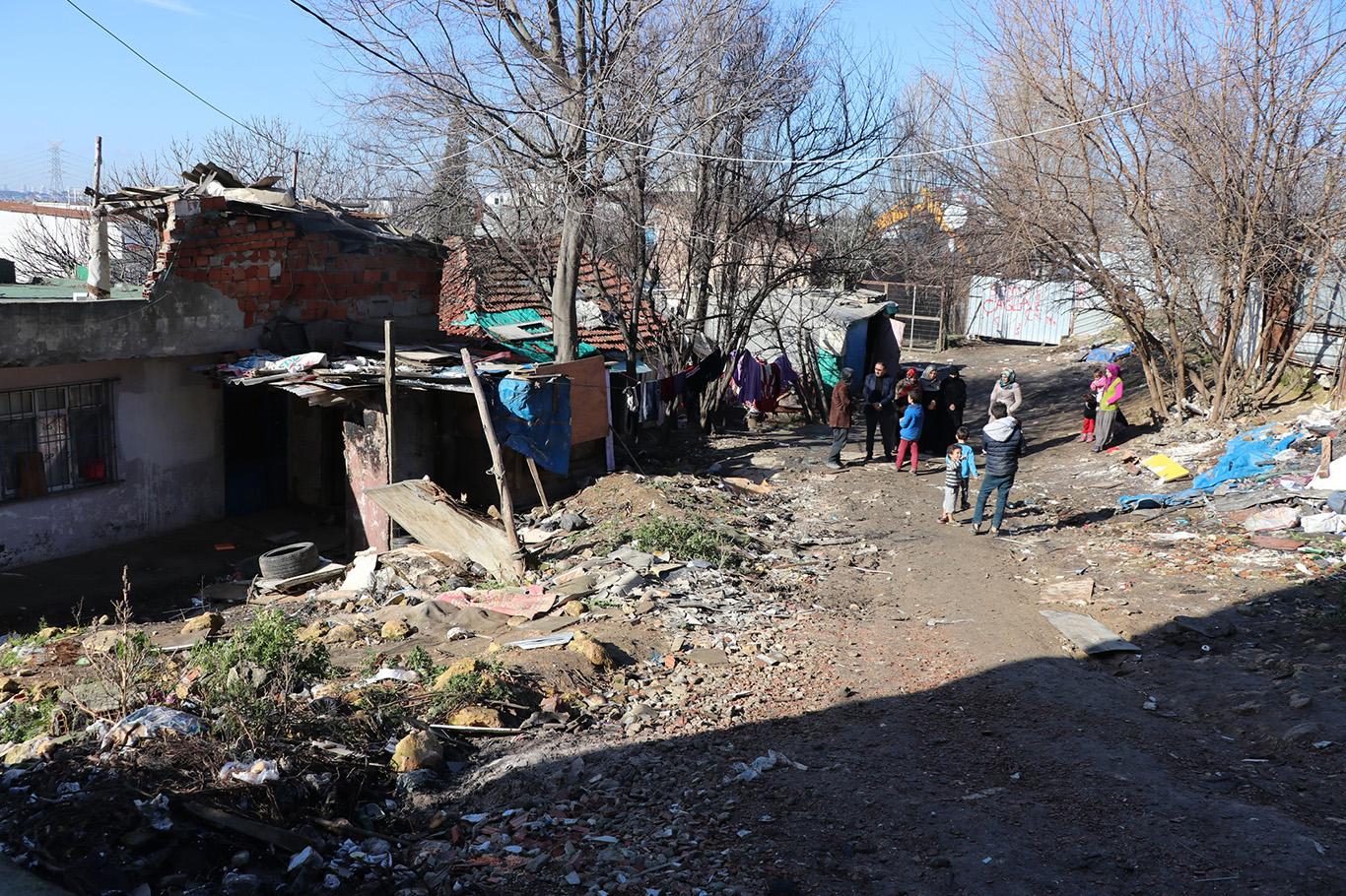 Barakada yaşam mücadelesi veriyorlar Barakada yaşam mücadelesi veriyorlar